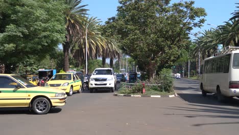 Nehmen-Sie-Diese-Aufnahme-Auf-Der-Hauptstraße-In-Bahrdar-Auf-Und-Fangen-Sie-Den-Normalen-Straßenverkehr-Ein