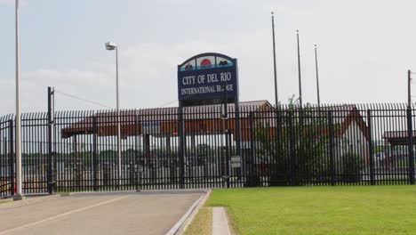 Entrada-Del-Puente-Internacional-En-Del-Rio-Texas-Vista-Desde-El-Lado-Opuesto-De-La-Valla-Fronteriza