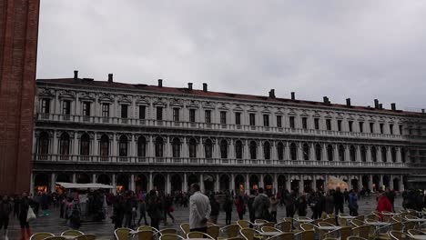 Menschenmassen-Auf-Dem-Markusplatz-In-Venedig,-Italien