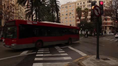 Der-öffentliche-Stadtbus-Fährt-In-Europa-In-Valencia,-Spanien,-Von-Rechts-Nach-Links-Vorbei