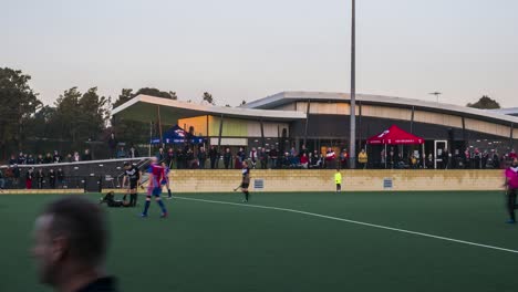 Lapso-De-Tiempo-Del-Partido-De-Hockey-Sobre-Césped-De-La-Liga-Principal-Masculina-Frente-A-Una-Multitud-En-Las-Salas-Del-Club-Kbh-Brumbies-En-Elgar-Park