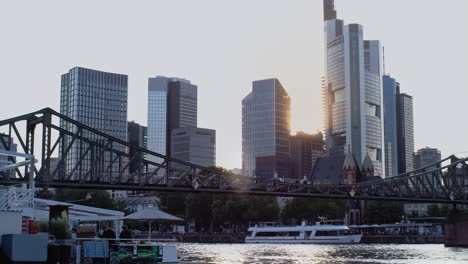 Vista-Desde-El-Río-Principal-Hasta-El-Horizonte-De-La-Ciudad-De-Frankfurt-En-Main-En-Hesse,-Alemania