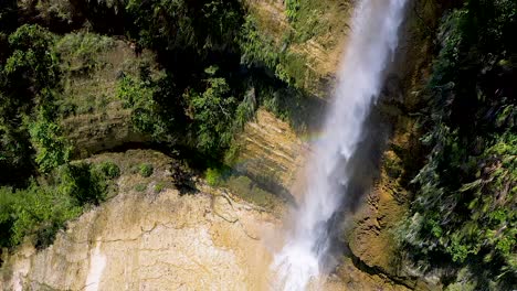 Toma-Aérea-De-Una-Cascada-Tropical-Gigante-Que-Se-Acumula-En-Una-Piscina-Debajo