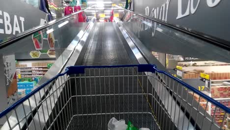 Travelator-Dentro-Del-Supermercado-Se-Está-Moviendo-Lentamente-A-Un-Nivel-Superior