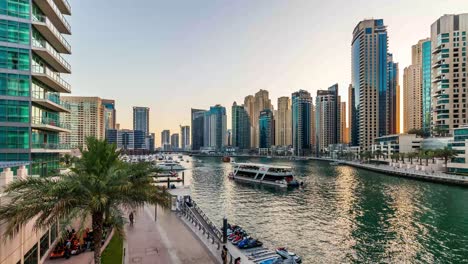 Un-Video-De-Lapso-De-Tiempo-De-4k-Del-Horizonte-Del-Puerto-Deportivo-De-Dubai-Durante-La-Puesta-De-Sol