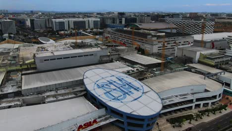 Statische-Aufnahme-Der-Mall-Of-Asia,-Im-Hintergrund-Sind-Autos-Zu-Sehen,-Die-Um-Den-Globus-Fahren