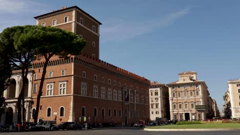 Pan-shot-capturing-traffic-and-buildings-of-Piazza-Venezia,-Rome