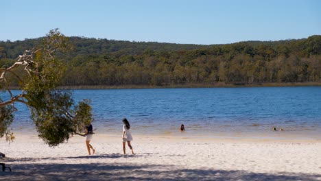 Turistas-En-Lago-Marrón,-Lago-De-Eucalipto,-Isla-De-North-Stradbroke,-Queensland,-Australia