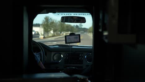 Vista-Desde-El-Interior-De-Una-Ambulancia-Mientras-Conduce-Por-Una-Carretera