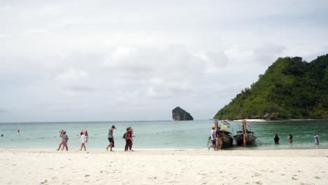 Reisende-Reisen-Mit-Dem-Boot-Auf-Die-Insel,-Um-Die-Schönheit-Und-Das-Sonnenbaden-Am-Strand-Mit-Einem-Langen-Strand-Zu-Sehen,-Der-Zum-Schwimmen-In-Krabi-In-Thailand-Geeignet-Ist