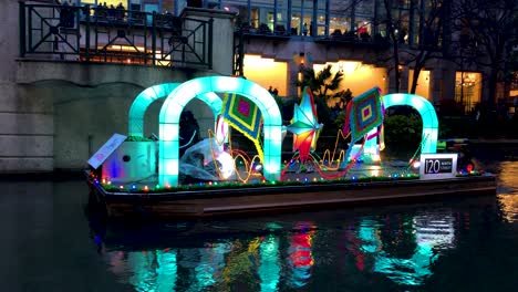 Die-Laternenparade-Auf-Dem-San-Antonio-Riverwalk