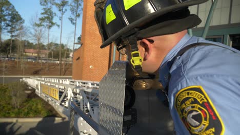 Bombero-Observa-Una-Escalera-De-Un-Camión-De-Bomberos-Durante-Las-Pruebas-De-Respuesta-De-Emergencia