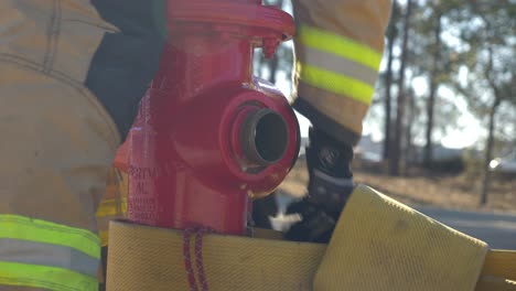 Bombero-Trabaja-En-La-Preparación-De-Una-Boca-De-Incendios-Para-Conectar-Un-Host-De-Incendios-Para-La-Extinción-De-Incendios