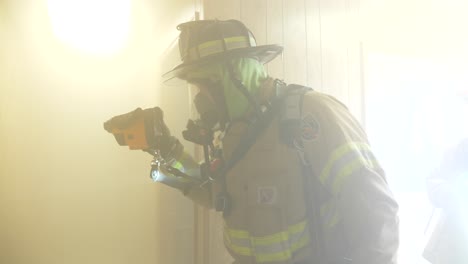 Bombero-Usa-Una-Cámara-Termográfica-Infrarroja-Que-Detecta-El-Calor-Corporal-Dentro-De-Una-Habitación-Llena-De-Humo