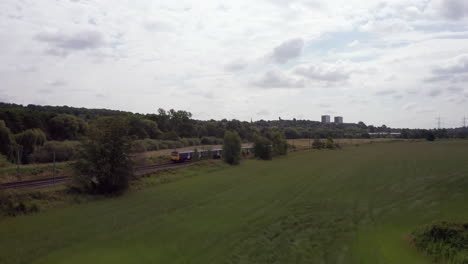 Aufsteigendes-Sockelbild-Eines-Nördlichen-Zuges,-Der-Am-Ländlichen-Stadtrand-Von-Leeds-Vorbeifährt