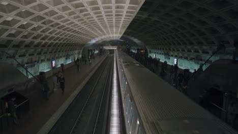 Der-U-Bahn-Zug-Von-Washington-DC-Fährt-Vom-Bahnsteig-Und-Den-Pendlern-Weg