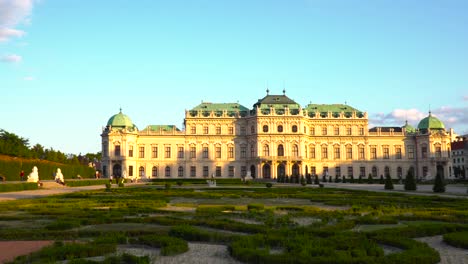 Establecimiento-De-Paneo-De-Derecha-A-Izquierda-Sobre-El-Frente-Sur-Del-Belvedere-Y-El-Jardín-Durante-La-Puesta-De-Sol