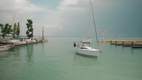 Un-Barco-Llega-A-Los-Muelles-Al-Mediodía