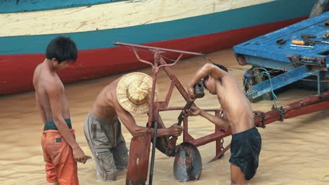 Fischer-Führen-Reparaturen-An-Ihrem-Fischerboot-Am-Tonle-Sap-See-Durch