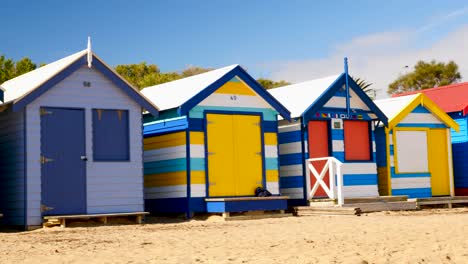 Mädchen-Liest-Buch-In-Brighton-Bathing-Boxes,-Melbourne,-Australien.-Bringon-Bathing-Boxes,-Melbourne