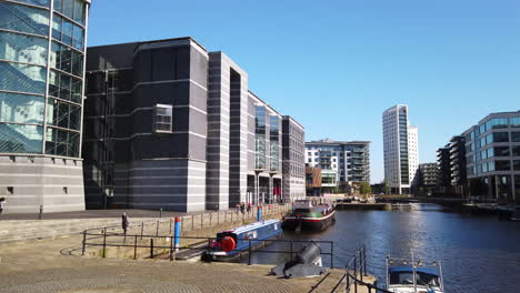 Panorámica-De-Izquierda-A-Derecha-Del-Desarrollo-Mixto-Del-Muelle-De-Leeds-En-Yorkshire,-Reino-Unido,-En-Un-Día-Soleado-De-Verano-Con-Cielo-Azul