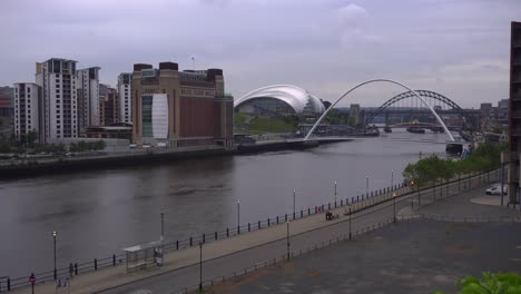 Tranquila-Tarde-Nublada-De-Verano-Junto-Al-Río-Tyne-En-Newcastle-Upon-Tyne,-Inglaterra