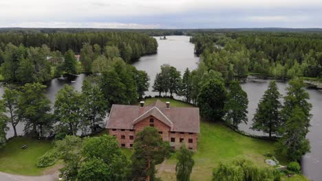 Imágenes-Aéreas-De-Whisky-Gammelstilla-En-El-Pequeño-Pueblo-De-Gammelstilla,-Gästrikland,-Suecia