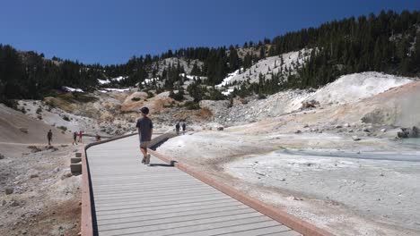 4K-Video-Eines-Jungen,-Der-Auf-Dem-Promenadenweg-Von-Bumpas-Hell-Im-Lassen-Volcanic-Nationalpark,-Kalifornien,-Spaziert-–-28.-Juli-2019