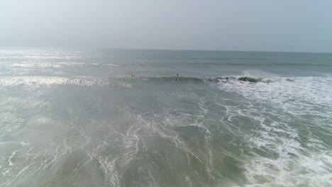 Videos-De-Drones-De-Personas-Surfeando-En-Una-Playa-En-India,-4k-60-Fps-Reducidos-A-0-30-Fps