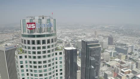 Toma-Aérea-De-Us-Bank-En-El-Centro-De-Los-ángeles-En-Una-Tarde-Soleada