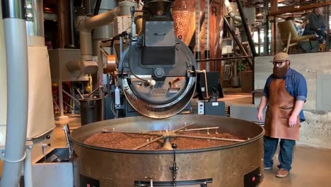 Granos-De-Café-Aromáticos-Frescos-Derramándose-De-Un-Tostador-De-Café-Del-Tamaño-De-Una-Fábrica-En-El-Starbucks-Reserve-Seattle-Roastery