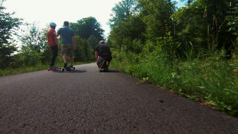 Männliche-Person-Mit-Weißen-Hohen-Socken-Longboarding