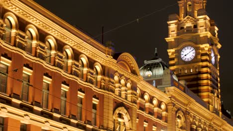 Tráfico-De-La-Estación-De-Flinder-Durante-La-Noche-Lugares-De-Turismo-De-Melbourne