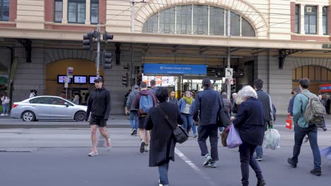 Melbourne-Tagsüber-Verkehrsaufnahmen-Pendler-Zu-Fuß-Kreuzung-In-Melbourne-Cbd-Melbourne-öffentliche-Verkehrsmittel-Melbourne-Tram,-Melbourne-Train,-Melbourne-Bus