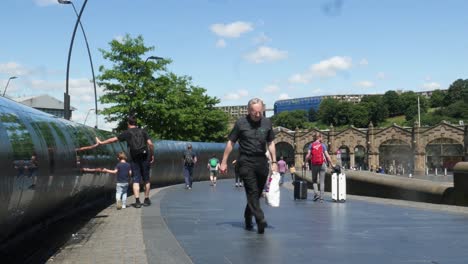 Gente-Caminando-Hacia-La-Estación-De-Tren-De-Sheffield-Servicio-De-Transporte-De-Día-Soleado-De-Verano-4k-25p