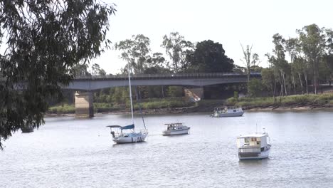 Boats-floating-in-the-Fitzroy-River,-Rockhampton