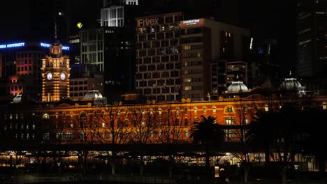 Flinders-Street-Estación-De-Tren-Noche,-Julio,-2019-Melbourne-Estación-De-Tren,-Flinder-Street-Estación-Melbourne-Lanmark-2019