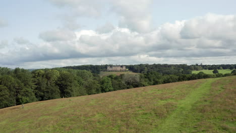 Revelación-Del-Pedestal-De-Harewood-House,-Una-Casa-De-Campo-En-El-Oeste-De-Yorkshire