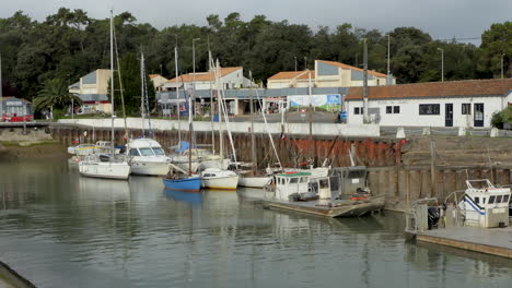 Large-view-of-the-small-port-of-Saint-Trojan-les-bain,-reflection-of-the-boats-in-the-water