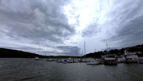 Lapso-De-Tiempo-De-Nubes-Tormentosas-Corriendo-Sobre-El-Puerto-Deportivo-Con-Barcos