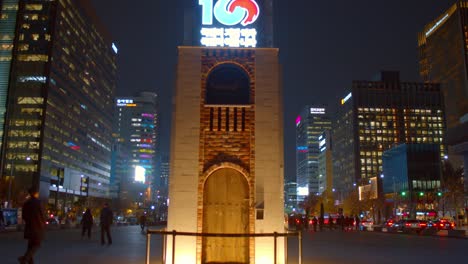 Vista-Nocturna-De-La-Plaza-Gwanghwamun-En-Corea-Del-Sur-Estatua-Del-Rey-Sejong,-Yi-Sun-Shin