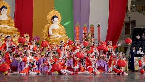 Niños-Chinos-Bailando-Con-Una-Linterna-China-Tradicional-Durante-El-Festival-De-Cumpleaños-De-Buda-Brisbane-2018-Niños-Chinos-Vestidos-Con-Ropa-Tradicional-Y-Bailando-Frente-A-La-Estatua-De-Buda