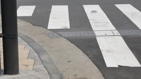 Vista-Panorámica-De-La-Vista-Inferior-Hacia-El-Cruce-De-La-Carretera-Mientras-La-Gente-Cruza-La-Carretera-Durante-El-Día-De-Verano-En-Shibuya,-Tokio,-Japón