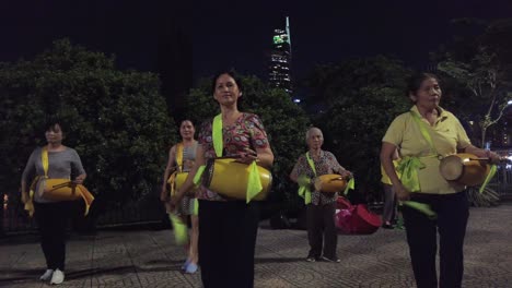 Un-Grupo-De-Mujeres-Bailan-Y-Tocan-Tambores-Para-Celebrar-El-Festival-De-La-Luna-O-El-Festival-Del-Medio-Otoño-En-La-Ciudad-De-Ho-Chi-Minh,-También-Conocido-Como-Saigon,-Vietnam