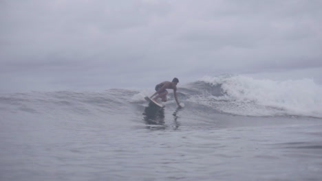 Surfistas-Filipinos-Asiáticos-Disfrutando-De-Pequeñas-Olas-En-Un-Clima-Sombrío