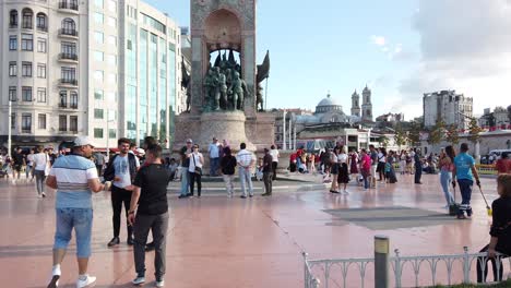 Lugareños-Y-Turistas-Caminan-Y-Exploran-En-La-Popular-Plaza-Taksim-En-Beyoglu,-Turquía