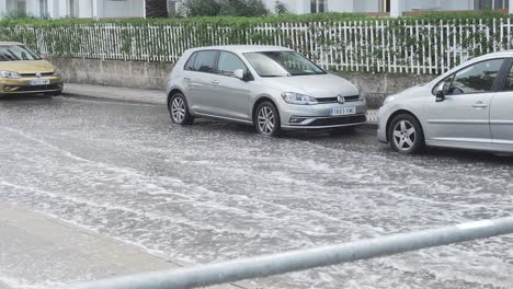 Vista-De-Cerca-De-Aguas-Profundas-Y-Conducción-De-Automóviles-Después-De-Fuertes-Lluvias-En-Alcudia-En-La-Isla-De-Mallorca-En-España