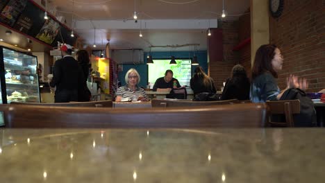 Personas-Que-Se-Toman-El-Tiempo-Para-Socializar-Y-Relajarse-En-Una-Cafetería-Concurrida