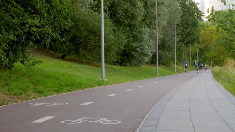 Personas-Que-Usan-Transporte-Ecológico-En-El-Parque-De-La-Ciudad