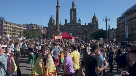 Massenaufnahmen-Von-Menschen,-Die-Auf-Dem-George-Square-Gegen-Den-Klimawandel-Protestieren